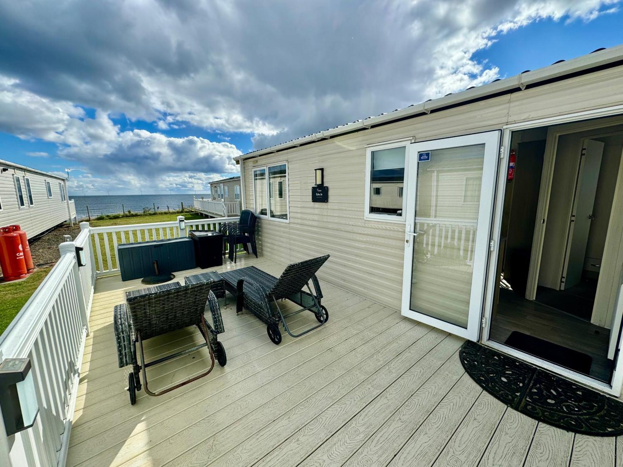 New Sea View Platinum Caravan With Huge Decking Newcastle-upon-Tyne Extérieur photo
